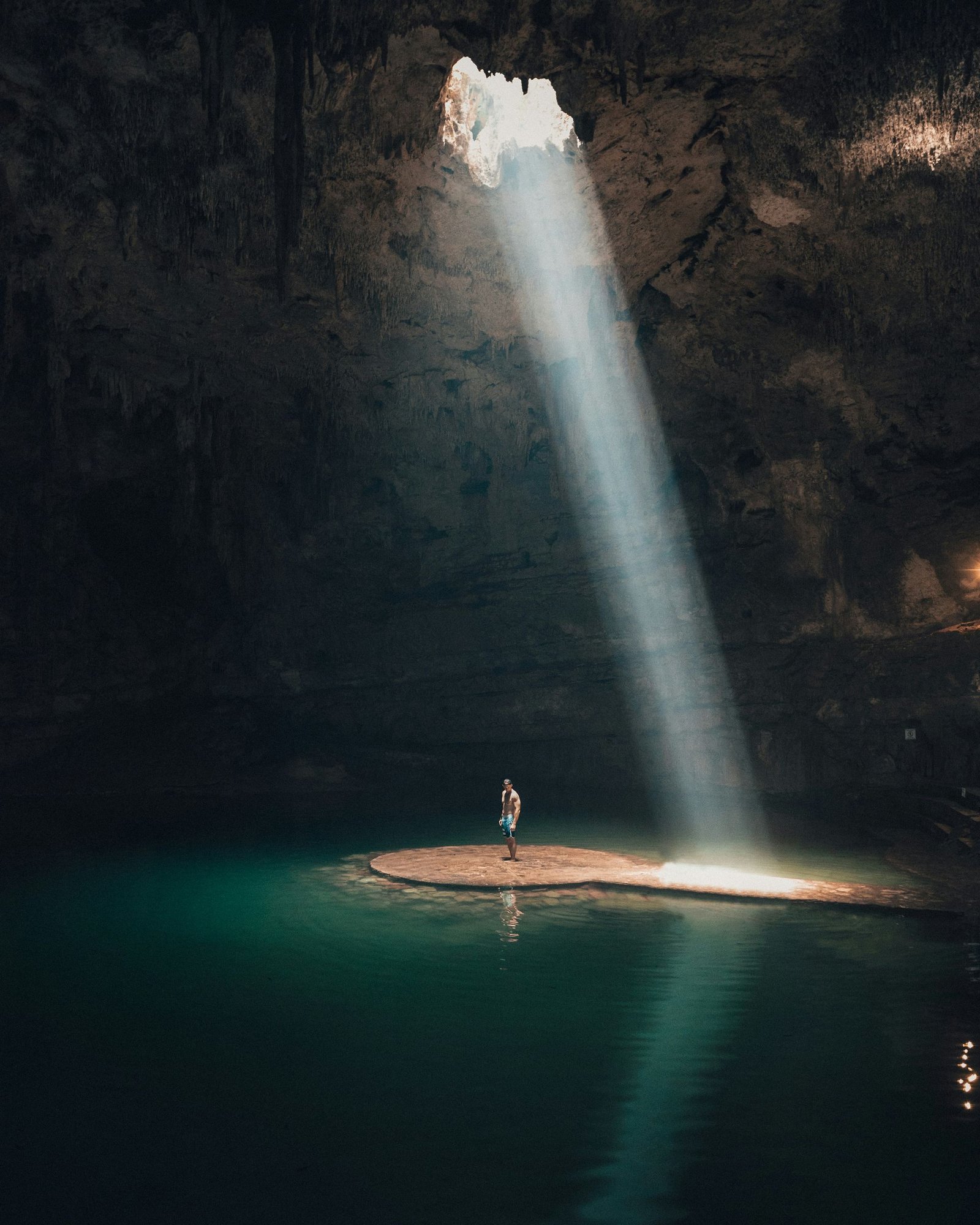 Light beam inside a Yucatán cenote